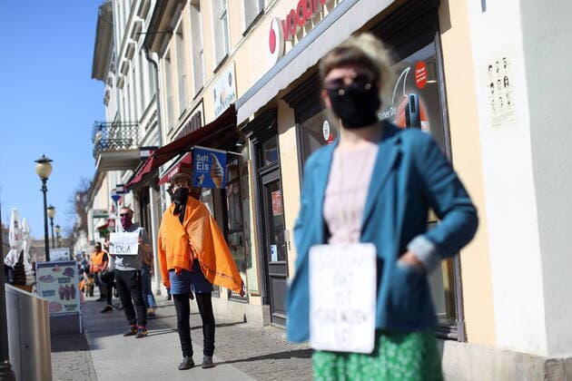 People form a human chain in Brandenburger Strasse and demand the evacuation of Greek refugee camps in view of the spread of the corona virus, Potsdam, 12 April 2020 Leave No One Behind Human chain in Potsdam