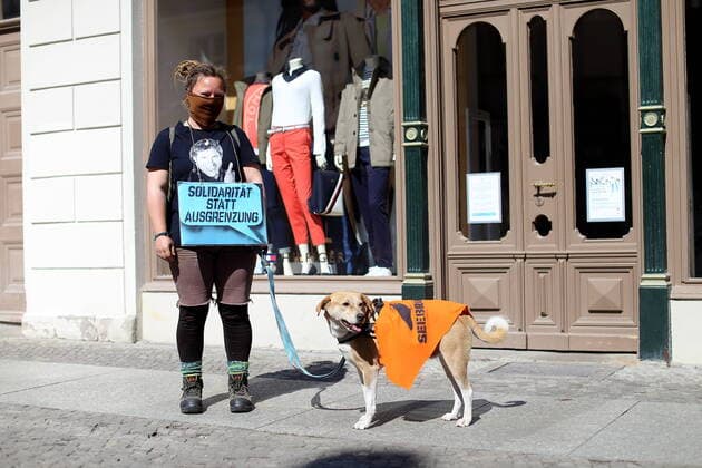 People form a human chain in Brandenburger Strasse and demand the evacuation of Greek refugee camps in view of the spread of the corona virus, Potsdam, 12 April 2020 Leave No One Behind Human chain in Potsdam