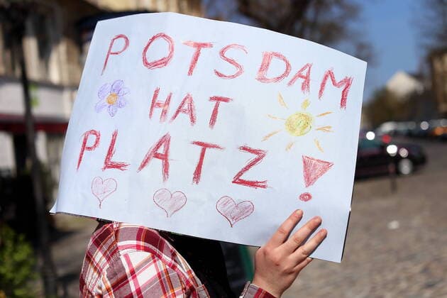 People form a human chain in Brandenburger Strasse and demand the evacuation of Greek refugee camps in view of the spread of the corona virus, Potsdam, 12 April 2020 Leave No One Behind Human chain in Potsdam