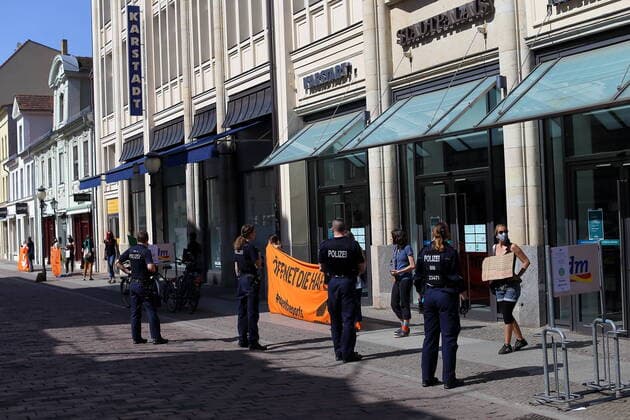 People form a human chain in Brandenburger Strasse and demand the evacuation of Greek refugee camps in view of the spread of the corona virus, Potsdam, 12 April 2020 Leave No One Behind Human chain in Potsdam
