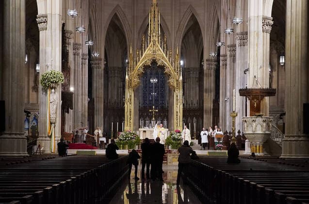 News Themen der Woche KW15 News Bilder des Tages Church pews are empty of parishioners due to the Coronavirus pandemic while photographers take photos of Cardinal Timothy Dolan who offers Easter Sunday Mass at St. Patrick s Cathedral in New York City on Sunday, April 12, 2020. For the first time, the United States government and President Trump have declared all 50 states a major disaster for the same event.  NYP20200412106 JOHNxANGELILLO