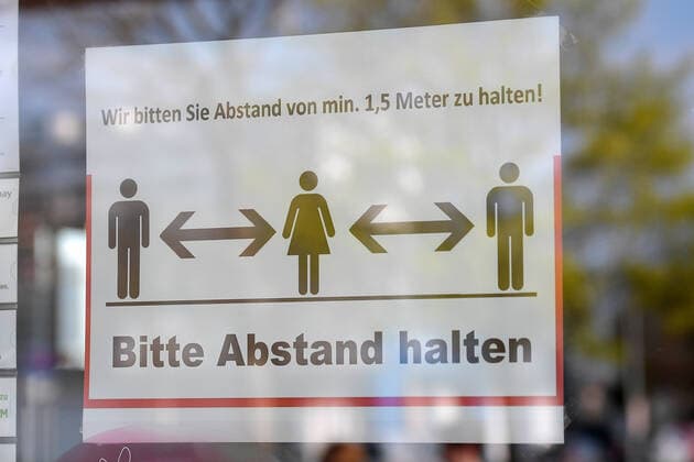 12 04 2020, xemx, News, emwirt, v l Effects of the Corona Virus in Augsburg, sign from dm Augsburg