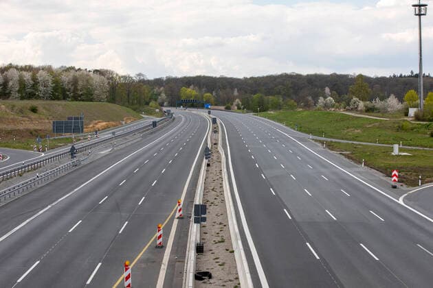 Wuerzburg, Landkreis, 12 04 2020, Easter in times of the Corona pandemic Picture The A3 on Easter Sunday at the Heidingsfeld construction site is normally among the top 10 traffic jam sections on the long-distance motorways according to the ADAC, but due to the Corona crisis it is yawning emptiness Copyright: HMBxMedia xHeikoxBecker