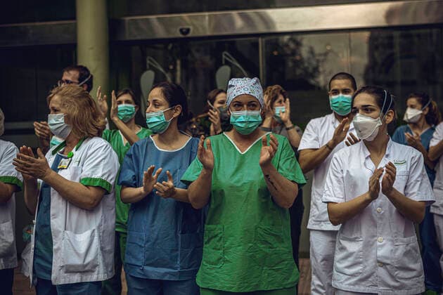 April 12, 2020: Hospital staff outside Barcelona s Hospital Clinic applaud and wave to people on their balconies who acknowledge their hard work fighting COVID-19 in a daily ritual at the evening of Easter Sunday after one month of a nationwide lockdown due to the continuous spread of the virus. Spain registered again over 300 fatalities summing up to nearly 17000 in total. - ZUMAo105 20200412_zap_o105_003 Copyright: xMatthiasxOesterlex