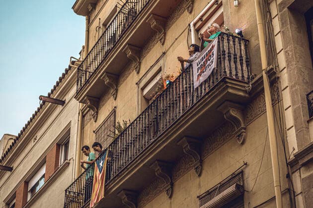 April 12, 2020: People applaud and dance on their balconies to acknowledge the health care workers fighting COVID-19 in a daily ritual at the evening of Easter Sunday after one month of a nationwide lockdown due to the continuous spread of the virus. Spain registered again over 300 fatalities summing up to nearly 17000 in total. - ZUMAo105 20200412_zap_o105_013 Copyright: xMatthiasxOesterlex