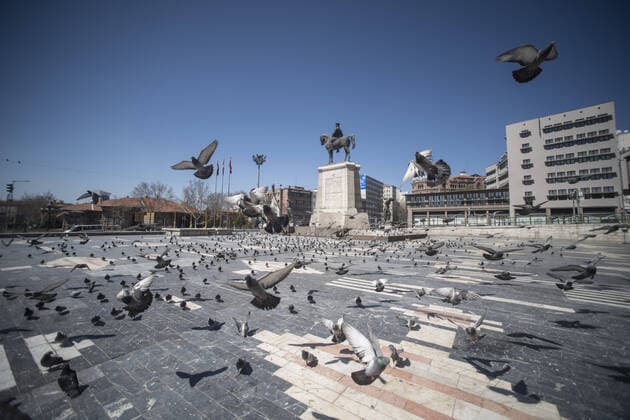 News Themen der Woche KW15 News Bilder des Tages Pigeons fly around the Ataturk Statue on the deserted Ulus Square in Ankara,in Ankara, on April 12, 2020, during the 48-hour curfew imposed by the government to stem the spread of the novel coronavirus (COVID-19). Turkey has confirmed 1,198 deaths and 56,956 positive cases of the coronavirus infection in the country. ( Copyright: AbdurrahmanxAntakyalix-xDepoxPho 16718757