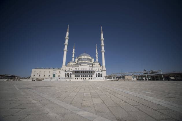 News Bilder des Tages Kocatepe Mosque s around is deserted in Ankara, on April 12, 2020, during the 48-hour curfew imposed by the government to stem the spread of the novel coronavirus (COVID-19). Turkey has confirmed 1,198 deaths and 56,956 positive cases of the coronavirus infection in the country. ( Copyright: AbdurrahmanxAntakyalix-xDepoxPho 16718769