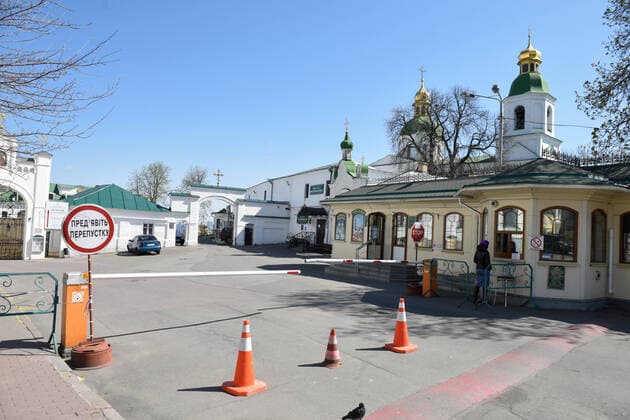 April 12, 2020, Kiev, Ukraine: The Entrance to the territory of the Kiev - Pechersk Lavra is closed to the public due to the spread of coronavirus..Due to the outbreak of the coronavirus COVID-19, the Kiev-Pechersk Lavra is quarantined. They disinfected the premises and closed the church for believers. Kiev Ukraine - ZUMAs197 20200412_zaa_s197_104 Copyright: xMaksymxPolishchukx