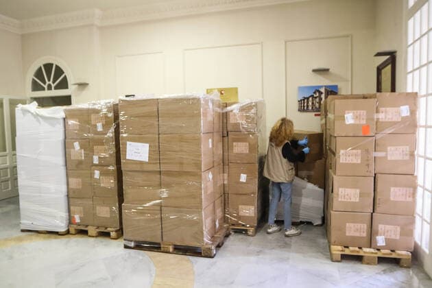 April 12, 2020: 12 April 2020 (Malaga ) The Government of Spain has delivered to Malaga the 372,000 masks that will begin to be distributed this Monday among workers returning to their posts. They will be given to people who have to travel to work and it is more complex to maintain the safe distance. - ZUMAc161 20200412_zap_c161_004 Copyright: xLorenzoxCarnerox
