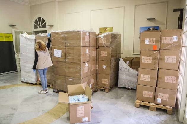 April 12, 2020: 12 April 2020 (Malaga ) The Government of Spain has delivered to Malaga the 372,000 masks that will begin to be distributed this Monday among workers returning to their posts. They will be given to people who have to travel to work and it is more complex to maintain the safe distance. - ZUMAc161 20200412_zap_c161_007 Copyright: xLorenzoxCarnerox