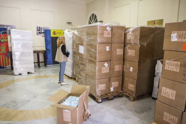 April 12, 2020: 12 April 2020 (Malaga ) The Government of Spain has delivered to Malaga the 372,000 masks that will begin to be distributed this Monday among workers returning to their posts. They will be given to people who have to travel to work and it is more complex to maintain the safe distance. - ZUMAc161 20200412_zap_c161_011 Copyright: xLorenzoxCarnerox