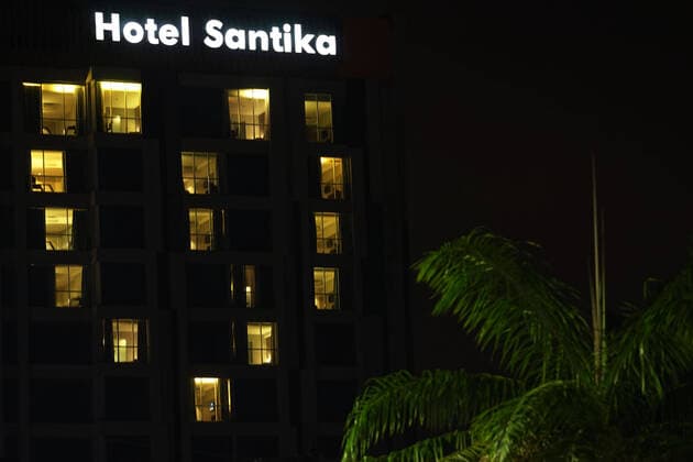 Hotels In Indonesia Showing Solidarity Amid The Coronavirus Outbreak - 12 April 2020. A Hotels turns on the room lights and forms a sign of love during the action of solidarity, empathy, and the spirit of togetherness towards the deserted tourism conditions amid coronavirus outbreak in Indonesia, on April 12, 2020. The Indonesian government has confirmed 4,241 cases, with 373 deaths and 359 recoveries due to coronavirus (COVID-19). (Photo by Sigit Prasetya INA Photo Agency imago images) 
