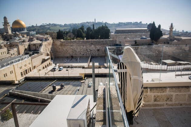 (200412) -- JERUSALEM, April 12, 2020 (Xinhua) -- A Jewish man prays near the Western Wall during the Jewish holiday of Passover in Jerusalem s Old City, on April 12, 2020. (JINI via Xinhua) MIDEAST-JERUSALEM-PASSOVER 