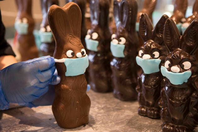 Bilder des Jahres 2020, News 04 April News Themen der Woche KW15 News Bilder des Tages (200412) -- ATHENS, April 12, 2020 -- A pastry chef makes a mask for a chocolate Easter bunny in Athens, Greece, on April 12, 2020. ) GREECE-ATHENS-CHOCOLATE-EASTER BUNNY-MASK MariosxLolos 