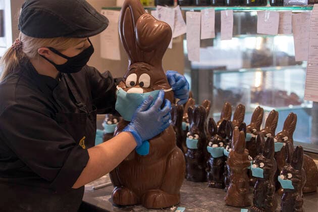 (200412) -- ATHENS, April 12, 2020 -- A pastry chef makes a mask for a chocolate Easter bunny in Athens, Greece, on April 12, 2020. ) GREECE-ATHENS-CHOCOLATE-EASTER BUNNY-MASK MariosxLolos 