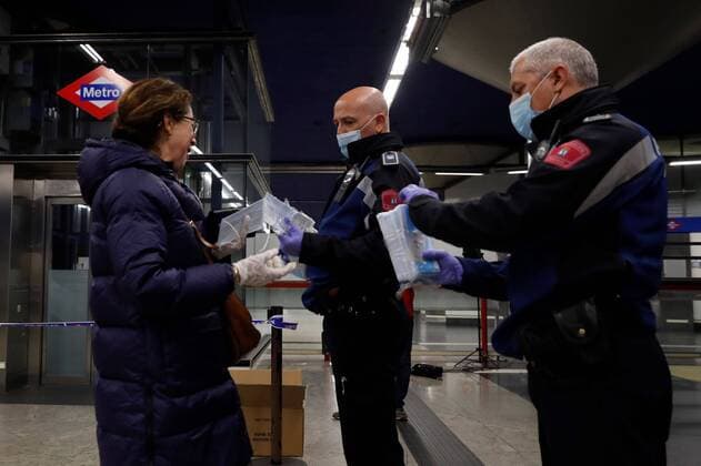 Policemen hand in masks to commuters at Nuevos Ministerios metro station in Madrid, as many return back to work in Madrid, Spain, 13 April 2020. Many people from various sectors return back to work as lockdown in Spain faces its fifth week in a bid to slow down the spread of the pandemic COVID-19 disease caused by the SARS-CoV-2. Police hand in masks at train and metro stations in Madrid !ACHTUNG: NUR REDAKTIONELLE NUTZUNG!  Copyright: xBallesterosx GRAF9828 20200413-637223637632085077