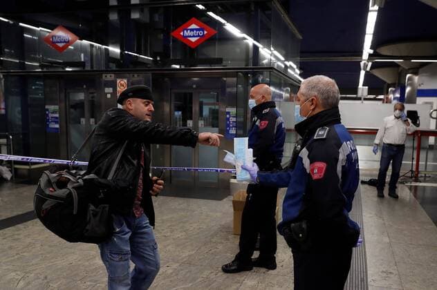 Policemen hand in masks to commuters at Nuevos Ministerios metro station in Madrid, as many return back to work in Madrid, Spain, 13 April 2020. Many people from various sectors return back to work as lockdown in Spain faces its fifth week in a bid to slow down the spread of the pandemic COVID-19 disease caused by the SARS-CoV-2. Police hand in masks at train and metro stations in Madrid !ACHTUNG: NUR REDAKTIONELLE NUTZUNG!  Copyright: xBallesterosx GRAF9829 20200413-637223638241641123