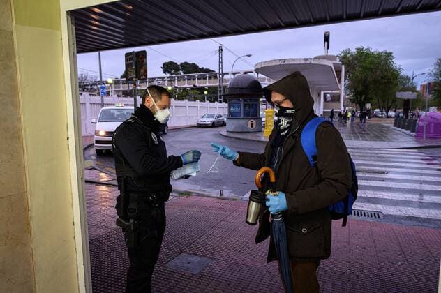 Policemen hand in masks to commuters at the train station in Alcala de Henares, Madrid, Spain, as many return back to work, 13 April 2020. Many people from various sectors return back to work as lockdown in Spain faces its fifth week in a bid to slow down the spread of the pandemic COVID-19 disease caused by the SARS-CoV-2. Police hand in masks at train and metro stations in Madrid !ACHTUNG: NUR REDAKTIONELLE NUTZUNG!  Copyright: xFernandoxVillarx GRAF9844 20200413-637223650011409240