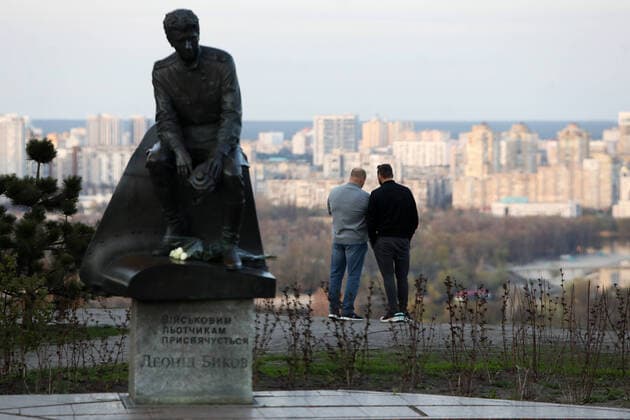 KYIV, UKRAINE - APRIL 12, 2020 - The monument to the WWII military pilots featuring Soviet actor Leonid Bykov as Maestro Titarenko from the Only Old Men Are Going to Battle 1973 war drama is seen in Eternal Glory Park on Dniprovskyi Descent during quarantine caused by the COVID-19 pandemic, Kyiv, capital of Ukraine. Daily life of Kyiv in quarantine  Copyright: xOvsyannikovaxYuliax