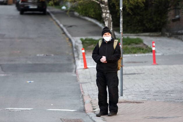 KYIV, UKRAINE - APRIL 12, 2020 - A man in a face mask stands on the pavement as the city is in quarantine amid the COVID-19 pandemic, Kyiv, capital of Ukraine. Daily life of Kyiv in quarantine  Copyright: xOvsyannikovaxYuliax