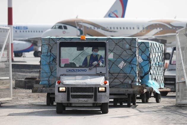 YEKATERINBURG, RUSSIA - APRIL 13, 2020: Transporting humanitarian aid delivered by a Sunday Airlines plane at Koltsovo International Airport. The first of the four humanitarian shipments to Russia s Ural Federal District, the charter flight from Shanghai has brought around $5m worth of medical supplies, such as non-reusable and high-level protection masks, face shields, protective goggles and suits, antiseptics and touch-free thermometers, totaling over 100t in weight. Equally divided between the Sverdlovsk and Chelyabinsk Regions, it will be sent to healthcare, budgetary, charitable institutions and volunteer organisations. Donat Sorokin TASS  TS0D57F5