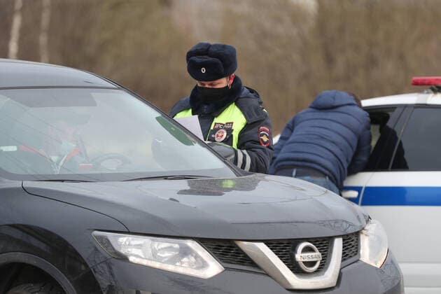 MOSCOW, RUSSIA - APRIL 13, 2020: A traffic police officer checks documents of drivers arriving from the direction of the Moscow Ring Road, entry into the city restricted to vehicles with number plates of other regions as part of additional preventive measures against the spread of the COVID-19 infection. Vladimir Gerdo TASS  TS0D5800