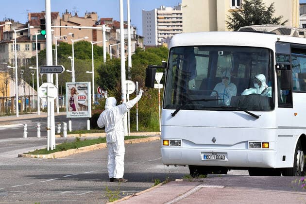 Charles de Gaulle Aircraft carrier crew members are quarantined. Coronavirus : Le porte avions nucleaire, Charles De Gaulle, de retour a Toulon et ses plus de 1.800 marins ont regagne leur porte d attache de la base navale de Toulon avec onze jours d avance, les 50 malades presents a bord seront transferes a l hopital et tous les autres marins du Charles de Gaulle, du Groupe aerien embarque et de la fregate Chevalier Paul vont etre confines pendant 14 jours. 254027 2020-04-12  Copyright: xL.Urmanx xStarfacex STAR_254027_008