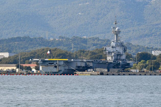 Charles de Gaulle Aircraft carrier crew members are quarantined. Coronavirus : Le porte avions nucleaire, Charles De Gaulle, de retour a Toulon et ses plus de 1.800 marins ont regagne leur porte d attache de la base navale de Toulon avec onze jours d avance, les 50 malades presents a bord seront transferes a l hopital et tous les autres marins du Charles de Gaulle, du Groupe aerien embarque et de la fregate Chevalier Paul vont etre confines pendant 14 jours. 254027 2020-04-12  Copyright: xL.Urmanx xStarfacex STAR_254027_017