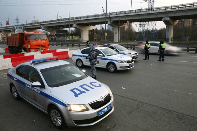 MOSCOW, RUSSIA - APRIL 13, 2020: Traffic police officers check documents of drivers arriving from the direction of the Moscow Ring Road, entry into the city restricted to vehicles with number plates of other regions as part of additional preventive measures against the spread of the COVID-19 infection. Vladimir Gerdo TASS  TS0D580B