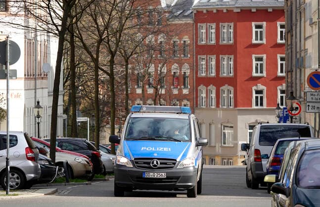 Corona_Streife_Sonnenberg 10.04.2020, Chemnitz, Sonnenberg, Tschaikowskistrasse, Polizei bestreift die Wohngebiete, so auch hier auf dem Sonneberg. Hauptaugenmerk liegt auf der Einhaltung der Corona-Bestimmungen Chemnitz Sachsen BRD *** Corona patrol Sonnenberg 10 04 2020, Chemnitz, Sonnenberg, Tschaikowskistrasse, police patrol the residential areas, so here on the Sonneberg too, the main focus is on compliance with the corona regulations Chemnitz Saxony FRG