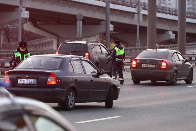 MOSCOW, RUSSIA - APRIL 13, 2020: Traffic police officers check documents of drivers arriving from the direction of the Moscow Ring Road, entry into the city restricted to vehicles with number plates of other regions as part of additional preventive measures against the spread of the COVID-19 infection. Vladimir Gerdo TASS  TS0D580D
