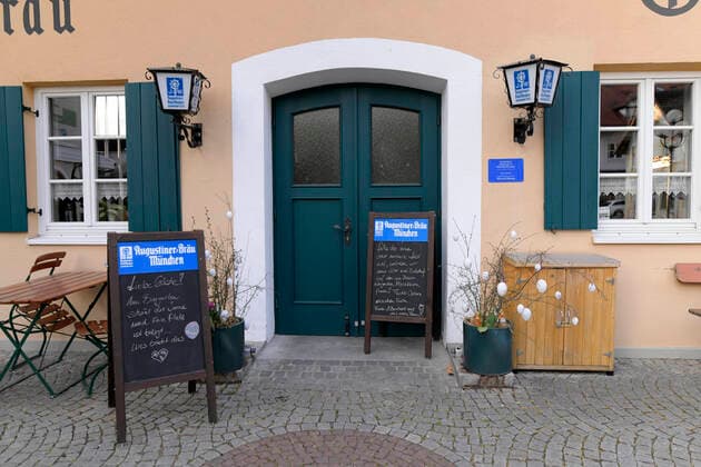 13 04 2020, Shops and restaurants close due to corona virus pandemic in Bad Wörishofen, Tables and chairs in a beer garden currently without guests 13 04 2020, Closed restaurants due to corona virus 13 04 2020, Closed restaurants due to corona virus