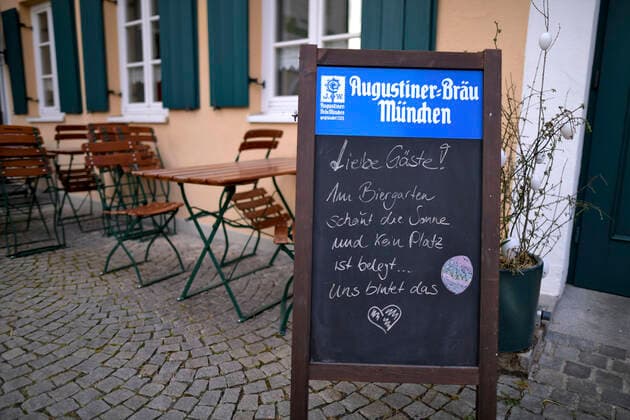 13 04 2020, Shops and restaurants close due to corona virus pandemic in Bad Wörishofen, Tables and chairs in a beer garden currently without guests Dear guests, there is a sign on the board, the sun is shining in the beer garden and no place is occupied, our hearts are bleeding 13 04 2020, Closed restaurants due to corona virus 13 04 2020, Closed restaurants due to corona virus