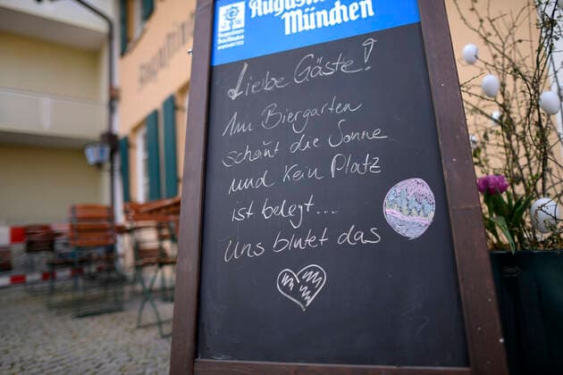 13 04 2020, Shops and restaurants close due to corona virus pandemic in Bad Wörishofen, Tables and chairs in a beer garden currently without guests Dear guests, there is a sign on the board, the sun is shining in the beer garden and no place is occupied, our hearts are bleeding 13 04 2020, Closed restaurants due to corona virus 13 04 2020, Closed restaurants due to corona virus