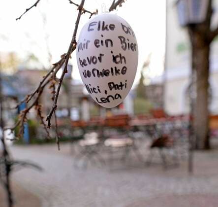 13 04 2020, Shops and restaurants close due to Corona Virus Pandemic in Bad Wörishofen, Tables and chairs in a beer garden currently without guests Guests have hung up Easter eggs with handwritten greetings Elke bring me a beer before I wilt 13 04 2020, Closed restaurants due to Corona Virus 13 04 2020, Closed restaurants due to Corona Virus
