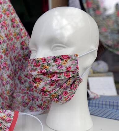 12 04 2020, Bad Wörishofen Unterallgäu City view in Corona Virus times, A fabric shop sews makeshift creative mouthguards in fashionable floral patterns 13 04 2020, Bad Wörishofen mouthguard 13 04 2020, Bad Wörishofen mouthguard