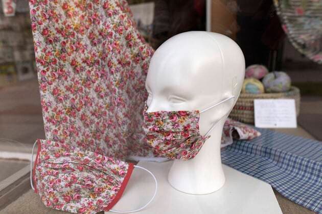 12 04 2020, Bad Wörishofen Unterallgäu City view in Corona Virus times, A fabric shop sews makeshift creative mouthguards in fashionable floral patterns 13 04 2020, Bad Wörishofen mouthguard 13 04 2020, Bad Wörishofen mouthguard