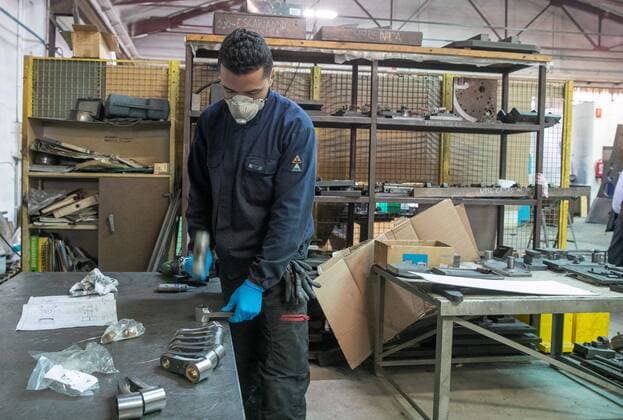 A man with a mask and gloves work at a workshop in Zaragoza, Spain, 13 April 2020. Central government decided that some non-essential economic activities resume its work from 13 April after two weeks amid the lockdown caused by coronavirus outbreak. Authorities will deliver some 10 million mask until next 15 April. Coronavirus crisis !ACHTUNG: NUR REDAKTIONELLE NUTZUNG!  Copyright: xJavierxCebolladax GRAF164 20200413-637223849040165674