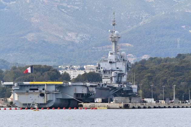 Coronavirus : Le porte avions nucleaire, Charles De Gaulle, de retour a Toulon et ses plus de 1.800 marins ont regagne leur porte d attache de la base navale de Toulon avec onze jours d avance, les 50 malades presents a bord seront transferes a l hopital et tous les autres marins du Charles de Gaulle, du Groupe aerien embarque et de la fregate Chevalier Paul vont etre confines pendant 14 jours. French Carrier Charles de Gaulle Heading Home Amid Suspicion of Covid-19 The French Navy (Marine Nationale) aircraft carrier and flag ship Charles de Gaulle is heading home early following suspicion of several Covid-19 cases among its crew members. NEWS : Crise sanitaire mondiale et la pandemie du Coronavirus Covid19 en France - 13 04 2020 LionelUrman Panoramic 