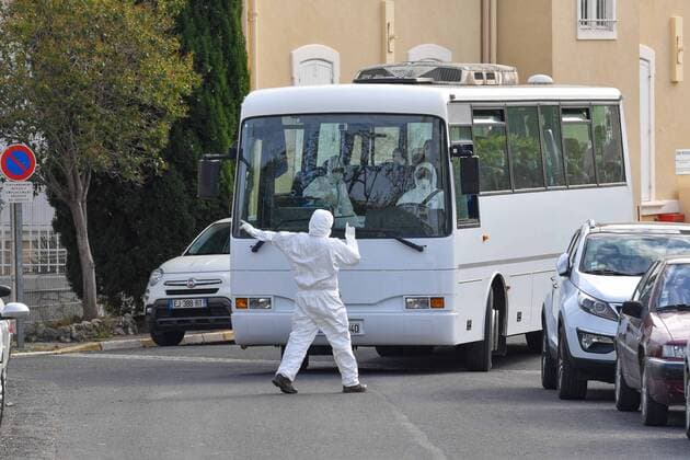 Coronavirus : Le porte avions nucleaire, Charles De Gaulle, de retour a Toulon et ses plus de 1.800 marins ont regagne leur porte d attache de la base navale de Toulon avec onze jours d avance, les 50 malades presents a bord seront transferes a l hopital et tous les autres marins du Charles de Gaulle, du Groupe aerien embarque et de la fregate Chevalier Paul vont etre confines pendant 14 jours. French Carrier Charles de Gaulle Heading Home Amid Suspicion of Covid-19 The French Navy (Marine Nationale) aircraft carrier and flag ship Charles de Gaulle is heading home early following suspicion of several Covid-19 cases among its crew members. NEWS : Crise sanitaire mondiale et la pandemie du Coronavirus Covid19 en France - 13 04 2020 LionelUrman Panoramic 