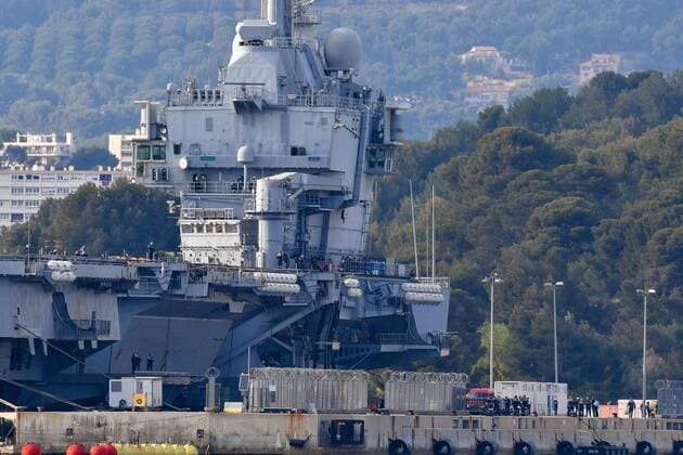 Coronavirus : Le porte avions nucleaire, Charles De Gaulle, de retour a Toulon et ses plus de 1.800 marins ont regagne leur porte d attache de la base navale de Toulon avec onze jours d avance, les 50 malades presents a bord seront transferes a l hopital et tous les autres marins du Charles de Gaulle, du Groupe aerien embarque et de la fregate Chevalier Paul vont etre confines pendant 14 jours. French Carrier Charles de Gaulle Heading Home Amid Suspicion of Covid-19 The French Navy (Marine Nationale) aircraft carrier and flag ship Charles de Gaulle is heading home early following suspicion of several Covid-19 cases among its crew members. NEWS : Crise sanitaire mondiale et la pandemie du Coronavirus Covid19 en France - 13 04 2020 LionelUrman Panoramic 
