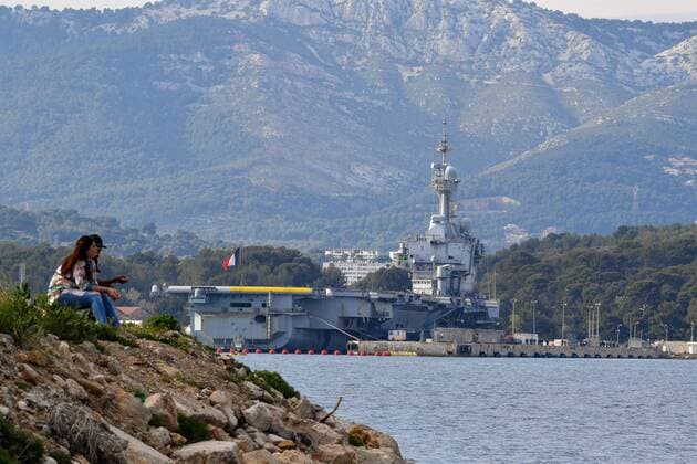 Coronavirus : Le porte avions nucleaire, Charles De Gaulle, de retour a Toulon et ses plus de 1.800 marins ont regagne leur porte d attache de la base navale de Toulon avec onze jours d avance, les 50 malades presents a bord seront transferes a l hopital et tous les autres marins du Charles de Gaulle, du Groupe aerien embarque et de la fregate Chevalier Paul vont etre confines pendant 14 jours. French Carrier Charles de Gaulle Heading Home Amid Suspicion of Covid-19 The French Navy (Marine Nationale) aircraft carrier and flag ship Charles de Gaulle is heading home early following suspicion of several Covid-19 cases among its crew members. NEWS : Crise sanitaire mondiale et la pandemie du Coronavirus Covid19 en France - 13 04 2020 LionelUrman Panoramic 