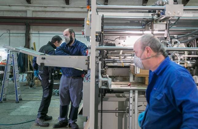 Several men work at a workshop in Zaragoza, Spain, 13 April 2020. Central government decided that some non-essential economic activities resume its work from 13 April after two weeks amid the lockdown caused by coronavirus outbreak. Authorities will deliver some 10 million mask until next 15 April. Coronavirus crisis !ACHTUNG: NUR REDAKTIONELLE NUTZUNG!  Copyright: xJavierxCebolladax GRAF167 20200413-637223856807559541