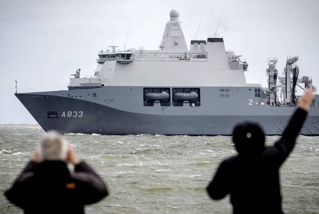 2020-04-13 10:41:47 Crew members of the navy ship Zr.Ms. Karel Doorman wave during the departure from Den Helder, The Netherlands, 13 April 2020. The ship of Defense will go to the Caribbean to give support during the coronacrisis. The ship will remain ashore for at least three months. ANP SEM VAN DER WAL  Copyright: xANPxSEMxVANxDERxWALx x409507115x