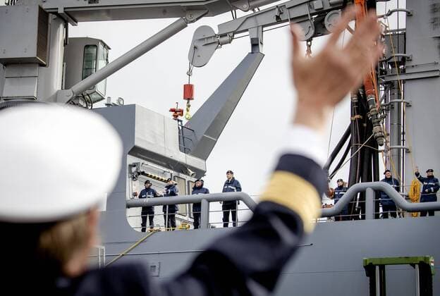 2020-04-13 10:18:05 DEN HELDER - Bemanningsleden van het marineschip Zr.Ms. Karel Doorman worden uitgezwaaid tijdens het vertrek vanuit Den Helder. Defensie zet het schip en de bemanning in het Caribisch Gebied in ter ondersteuning in de coronacrisis. Het schip blijft er voor minimaal drie maanden aan wal. ANP SEM VAN DER WAL  Copyright: xANPxSEMxVANxDERxWALx x409507279x