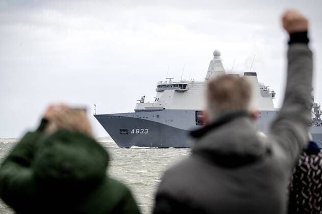 2020-04-13 10:41:35 DEN HELDER - Bemanningsleden van het marineschip Zr.Ms. Karel Doorman worden uitgezwaaid tijdens het vertrek vanuit Den Helder. Defensie zet het schip en de bemanning in het Caribisch Gebied in ter ondersteuning in de coronacrisis. Het schip blijft er voor minimaal drie maanden aan wal. ANP SEM VAN DER WAL  Copyright: xANPxSEMxVANxDERxWALx x409507419x