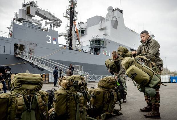 2020-04-13 09:05:51 Crew members of the navy ship Zr.Ms. Karel Doorman at Den Helder, The Netherlands, 13 April 2020. The ship of Defense will go to the Caribbean to give support during the coronacrisis. The ship will remain ashore for at least three months. ANP SEM VAN DER WAL  Copyright: xANPxSEMxVANxDERxWALx x409507766x