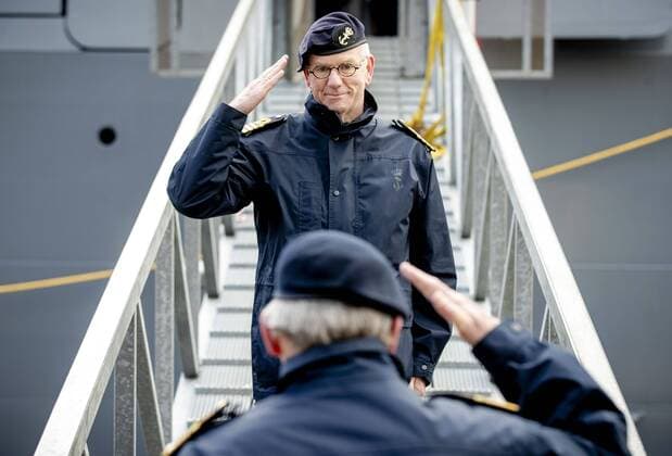 2020-04-13 10:02:17 DEN HELDER - Commandant Henk Suurveld van het marineschip Zr.Ms. Karel Doorman salueert vlak voor het het vertrek vanuit Den Helder naar het Caribisch Gebied. Defensie zet het schip en de bemanning in ter ondersteuning in de coronacrisis. Het schip blijft er voor minimaal drie maanden aan wal. ANP SEM VAN DER WAL  Copyright: xANPxSEMxVANxDERxWALx x409507942x