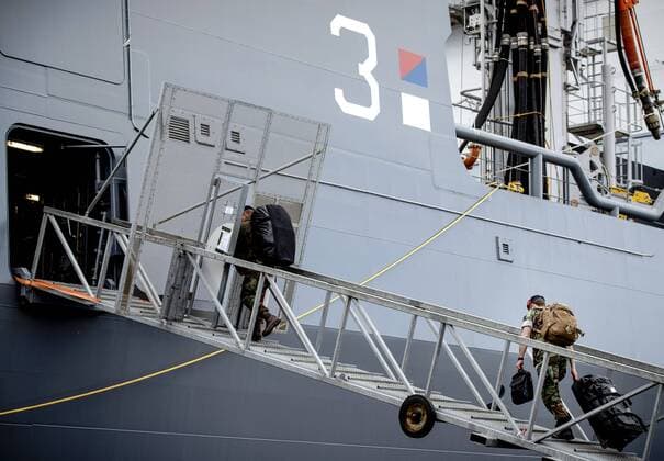 2020-04-13 09:39:57 DEN HELDER - Mariniers gaan aan boord van het marineschip Zr.Ms. Karel Doorman voorafgaand aan het vertrek vanuit Den Helder naar het Caribisch Gebied. Defensie zet het schip en de bemanning in ter ondersteuning in de coronacrisis. Het schip blijft er voor minimaal drie maanden aan wal. ANP SEM VAN DER WAL  Copyright: xANPxSEMxVANxDERxWALx x409508199x