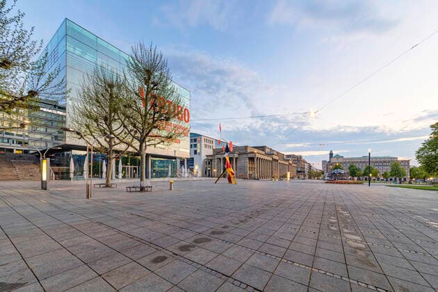 DEU, Germany, Baden Württemberg, Stuttgart, 13 04 2020 Shut down in Stuttgart The corona virus is paralysing the state capital Streets and squares are deserted Schlossplatz with art museum and Königsbau